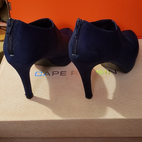 Heels - Picture 2 of 4